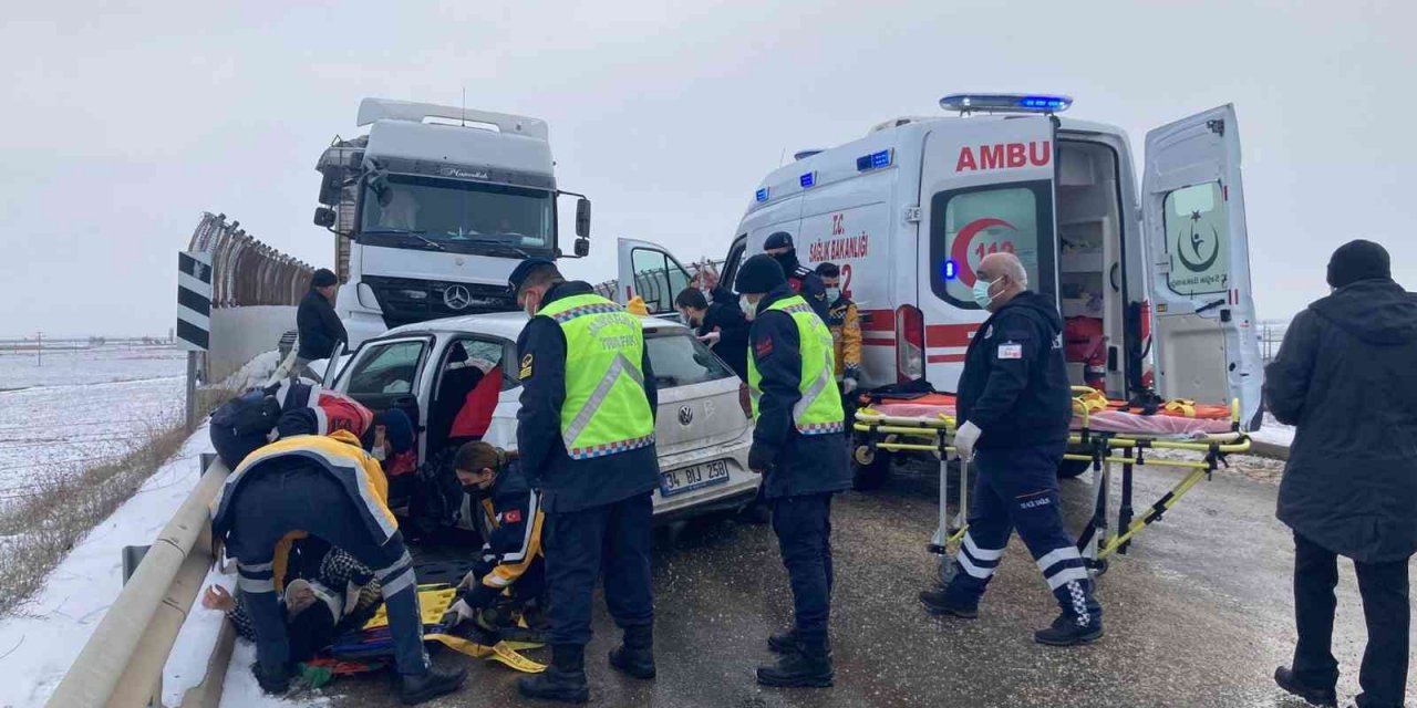 Konya plakalı kamyon Eskişehir'de otomobille çarpıştı! 4 yaralı