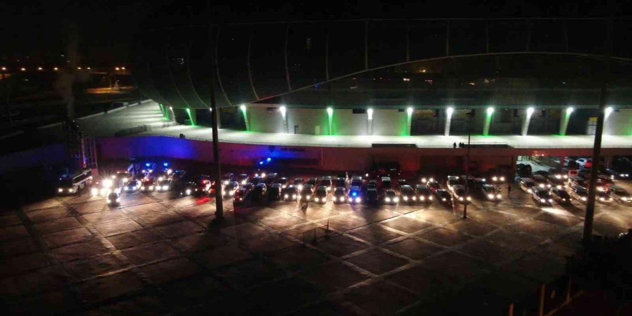 Bursa'da Timsah Arena'da toplanan polis ekipleri uyuşturucu satıcılarına kabus oldu