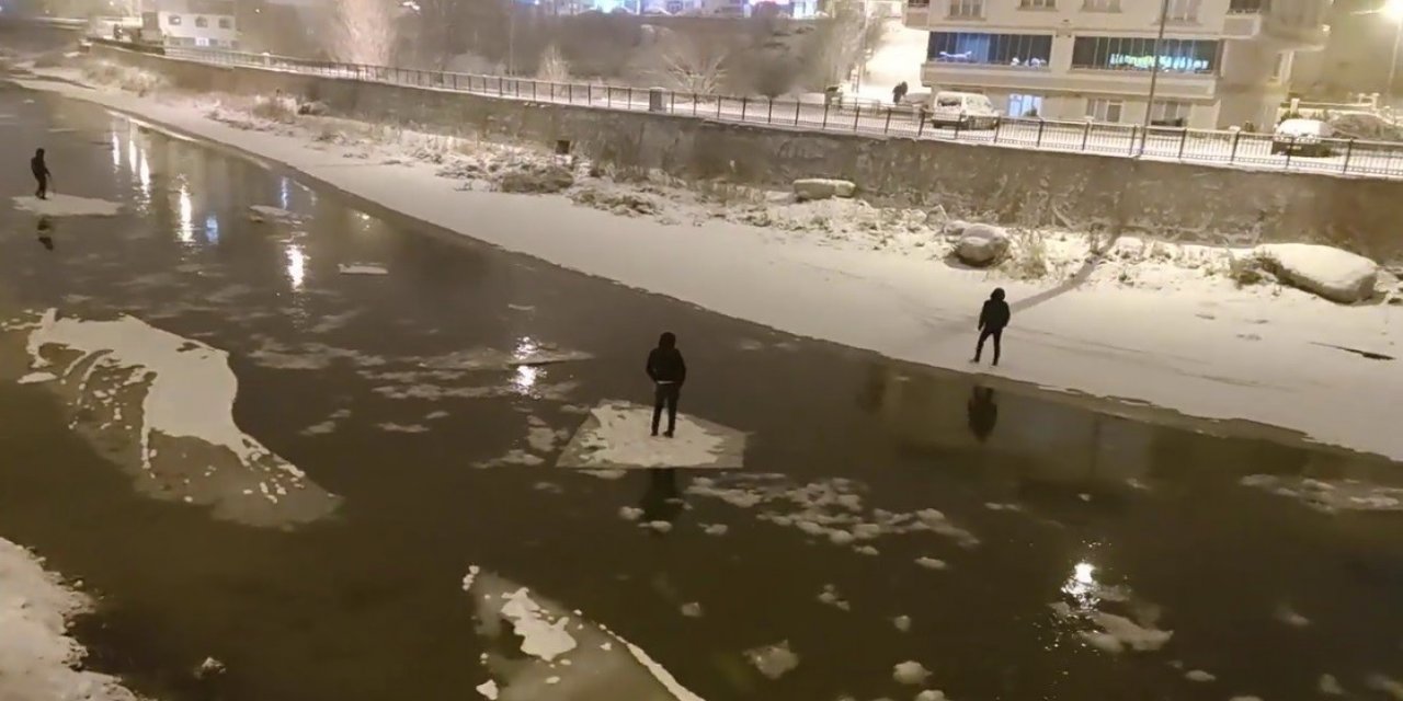 Çoruh Nehri'nde buz üstünde yolculuk polise takıldı