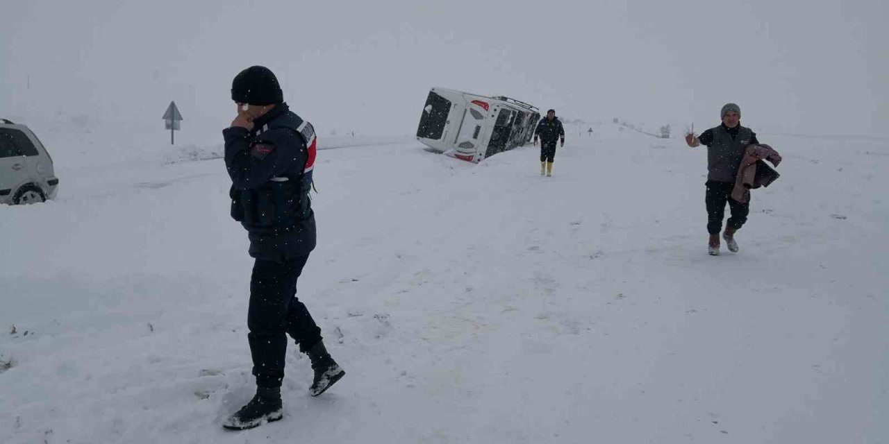 Aksaray-Nevşehir yolunda tur otobüsü devrildi! 4 turist yaralı