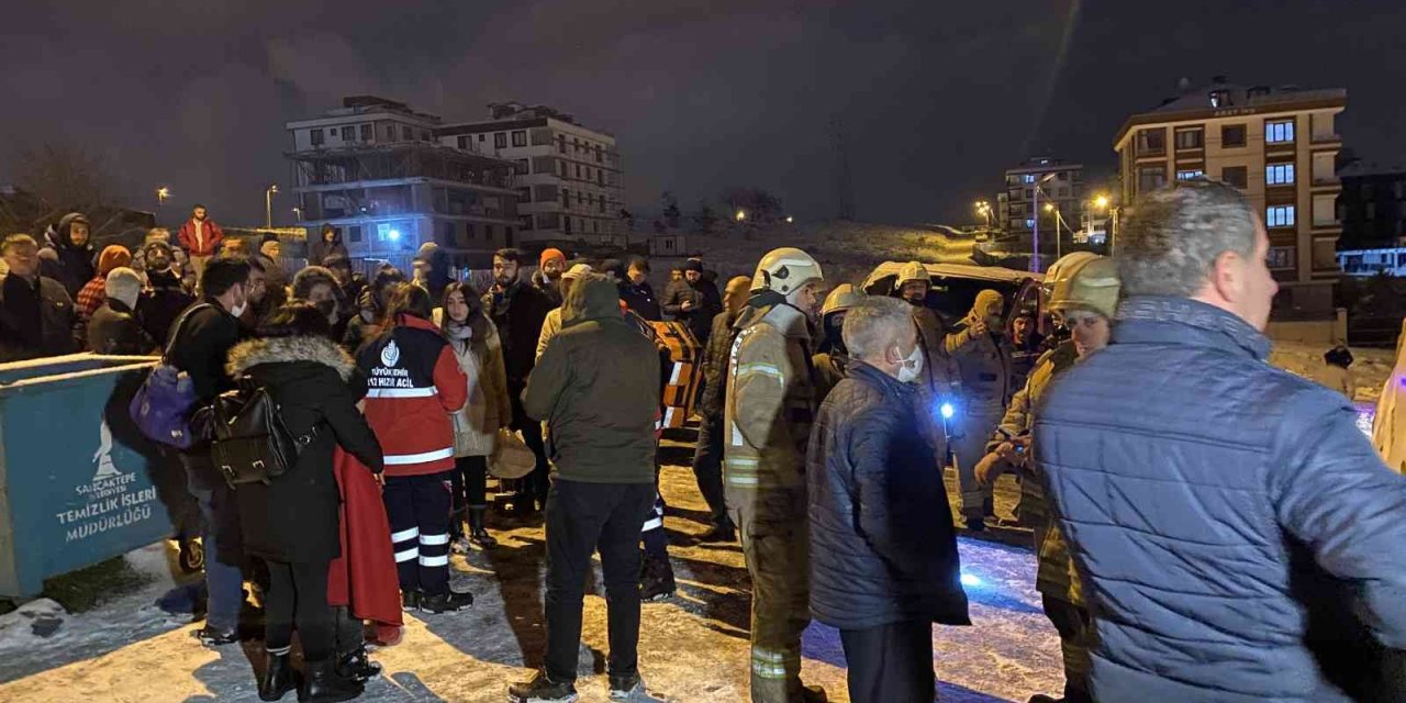İstanbul'da yolcu otobüsü buzlu yolda yan yattı