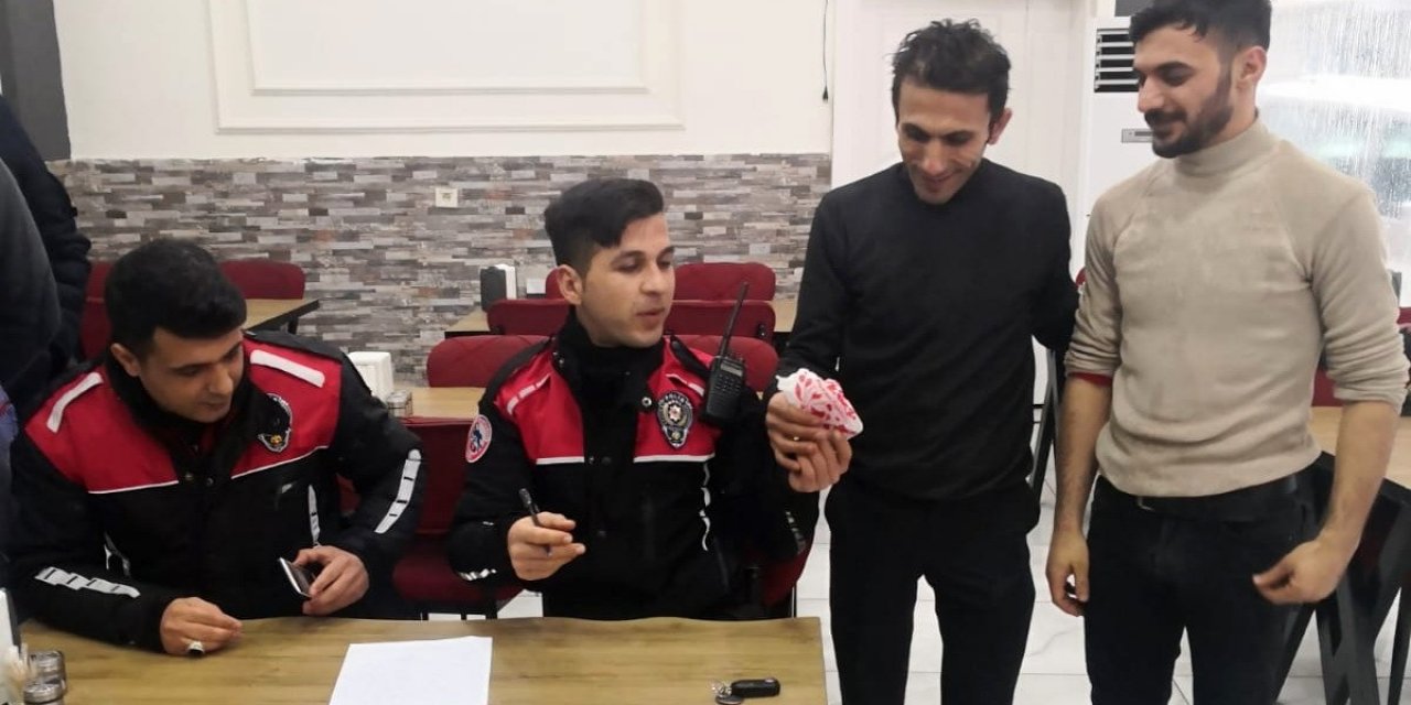 Alkışlar yolda bulduğu 5 bin lirayı sahibine teslim eden garsona