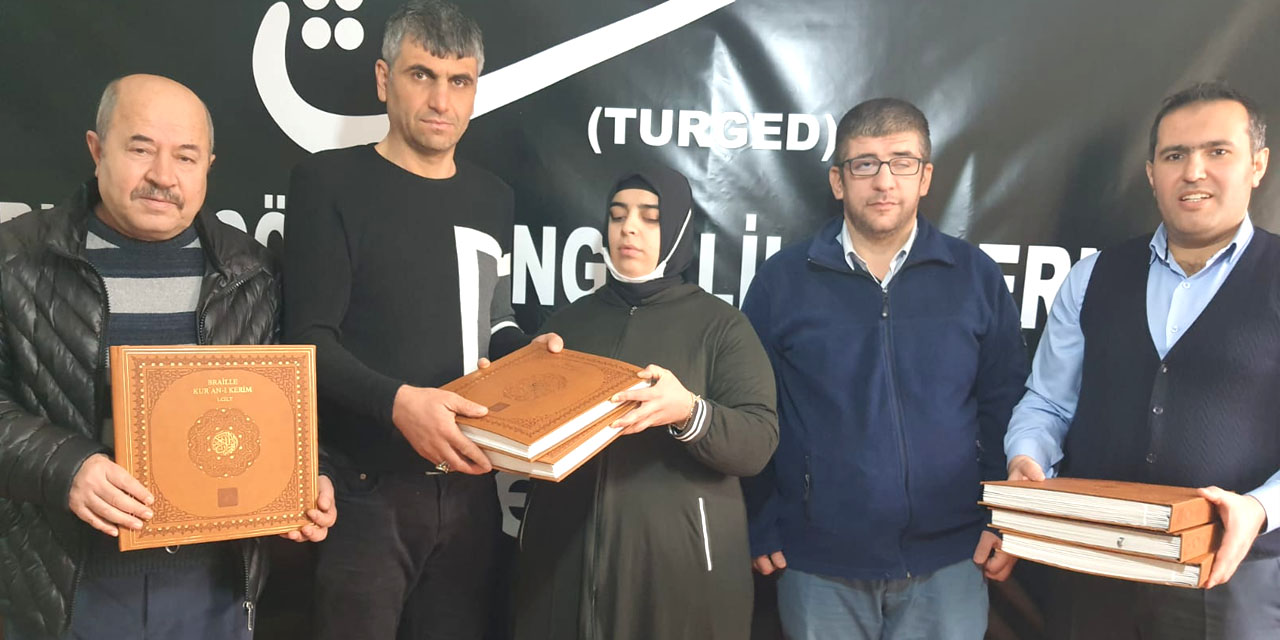 TURGED Konya'dan üyelerine Braille alfabeli Kur'an-ı Kerim hediye