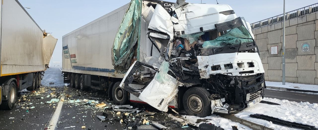 Kaza sonrası tır bu hale geldi şoför yaralı