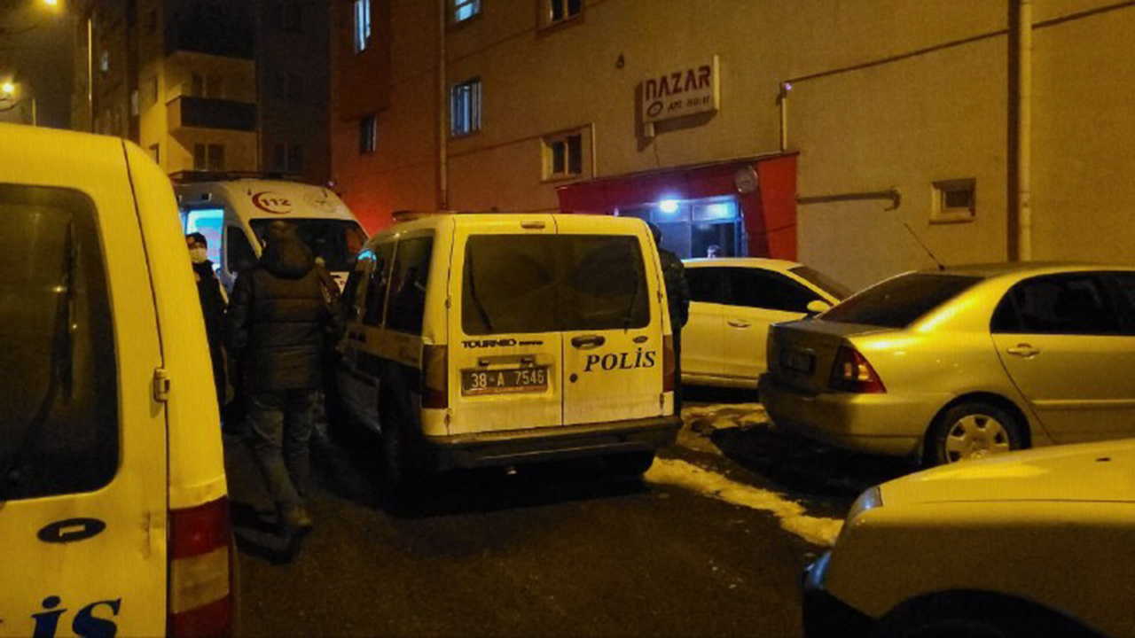 Kayseri'de sinir geçiren şahıs bıcakla annesini rehin alıp kendine zarar verdi