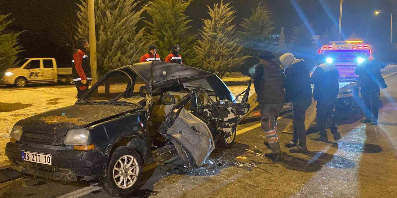 Turist otobüsüyle çarpışan otomobilde can pazarı! 1 ölü 1'i ağır 3 yaralı