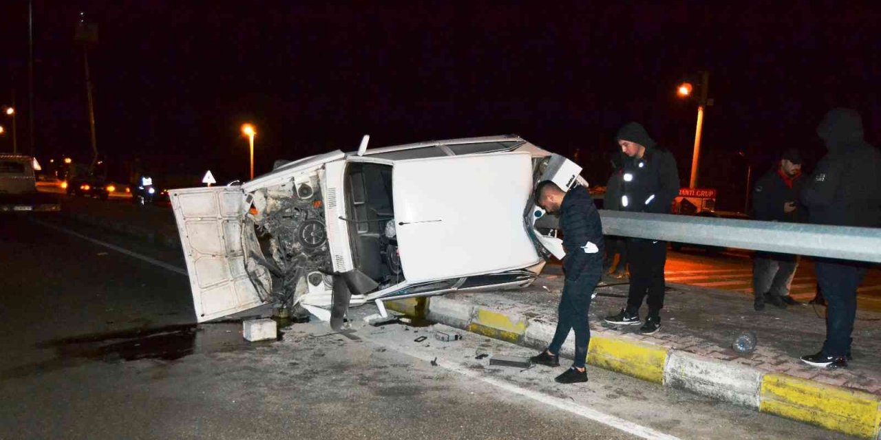 Konya’da köpeğe çarpmamak için manevra yapan araç kaza yaptı! 2 yaralı