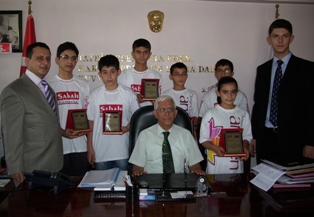 Kaymakam SBS şampiyonlarına plaket verdi