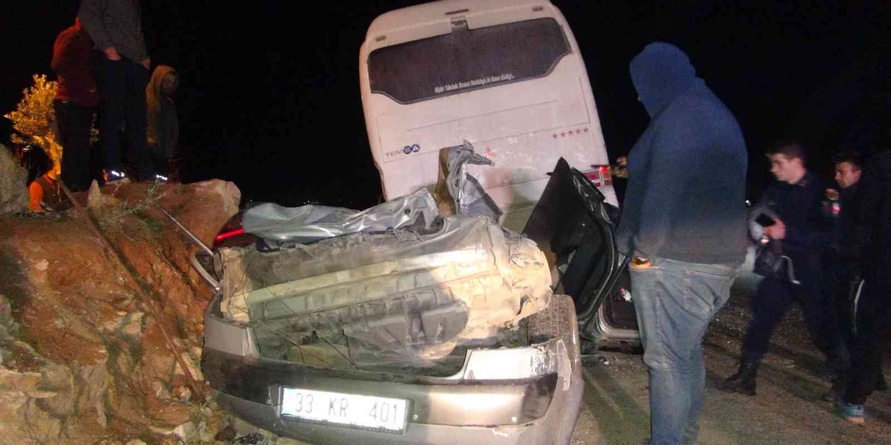 Nükleer güç santrali işçilerini taşıyan otobüs otomobilin üzerine devrildi! 1 ölü 21 yaralı