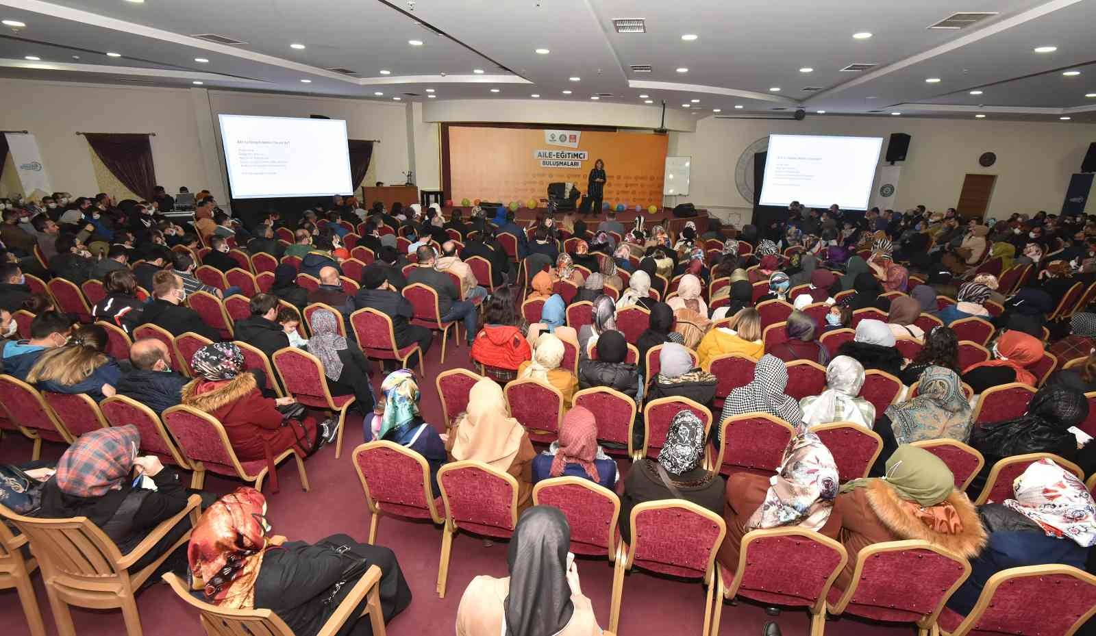 Karatay Belediyesi eğitim üyeleriyle aileleri buluşturuyor