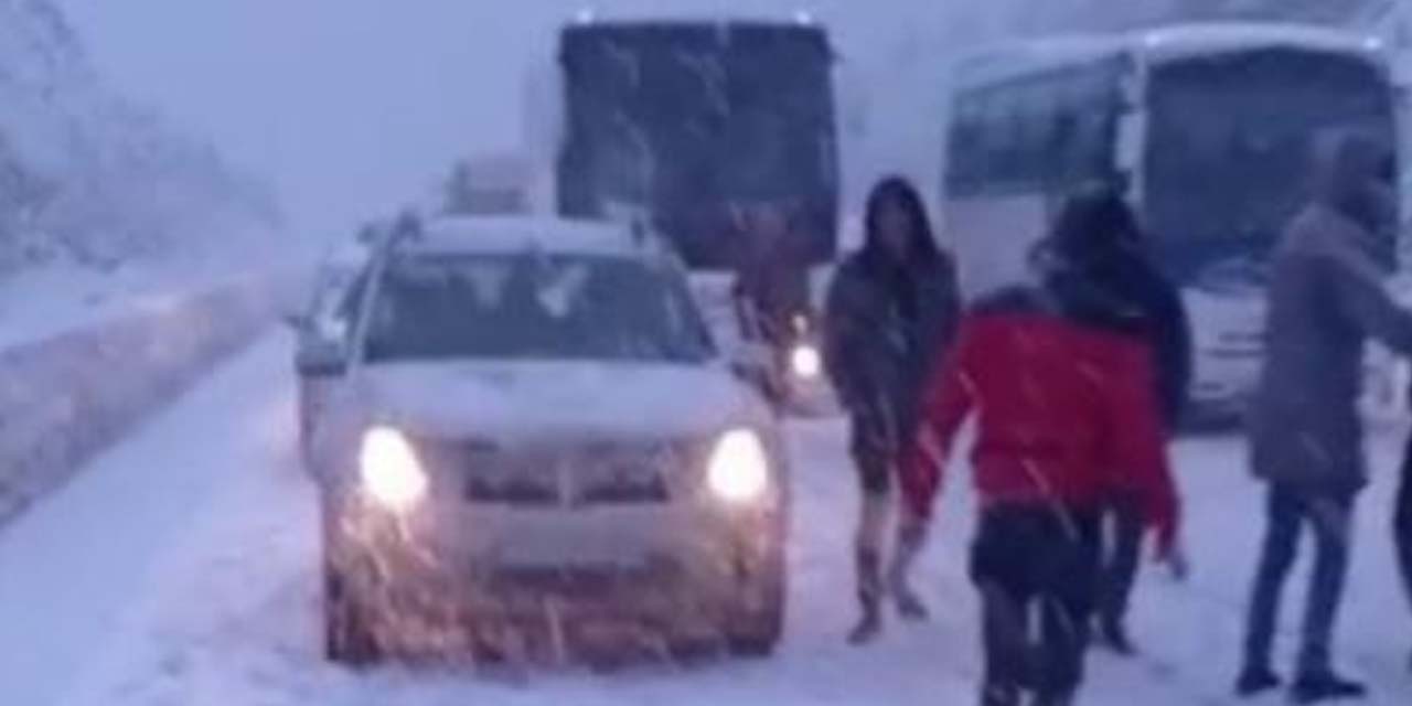 Afyon'da yoğun kar! Köroğlu rampası trafiğe kapandı