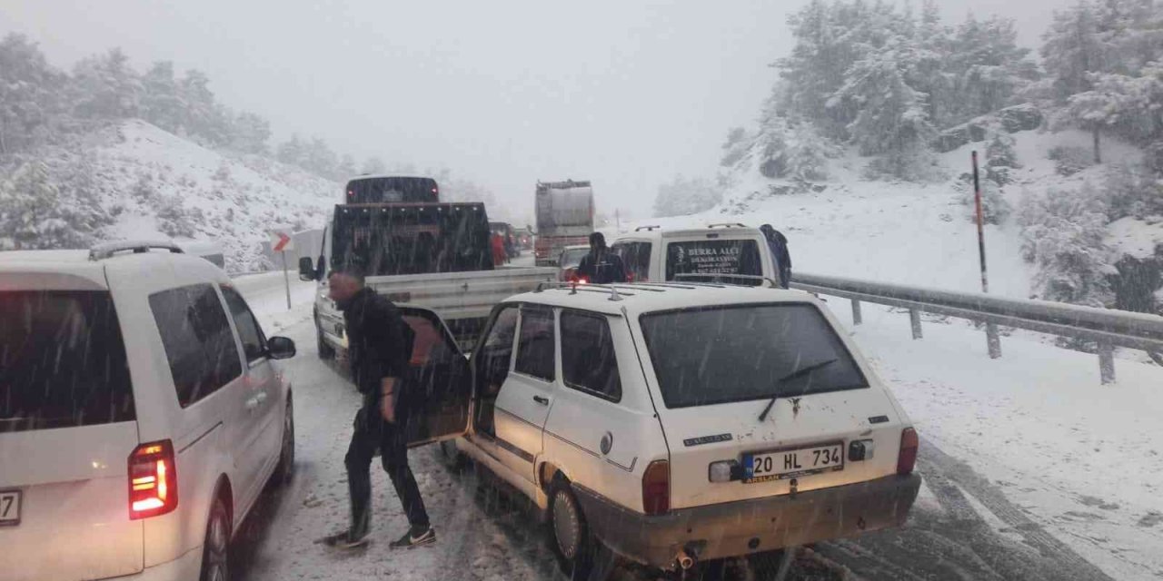 Denizli'de yoğun kar! Antalya karayolu ulaşıma kapatıldı