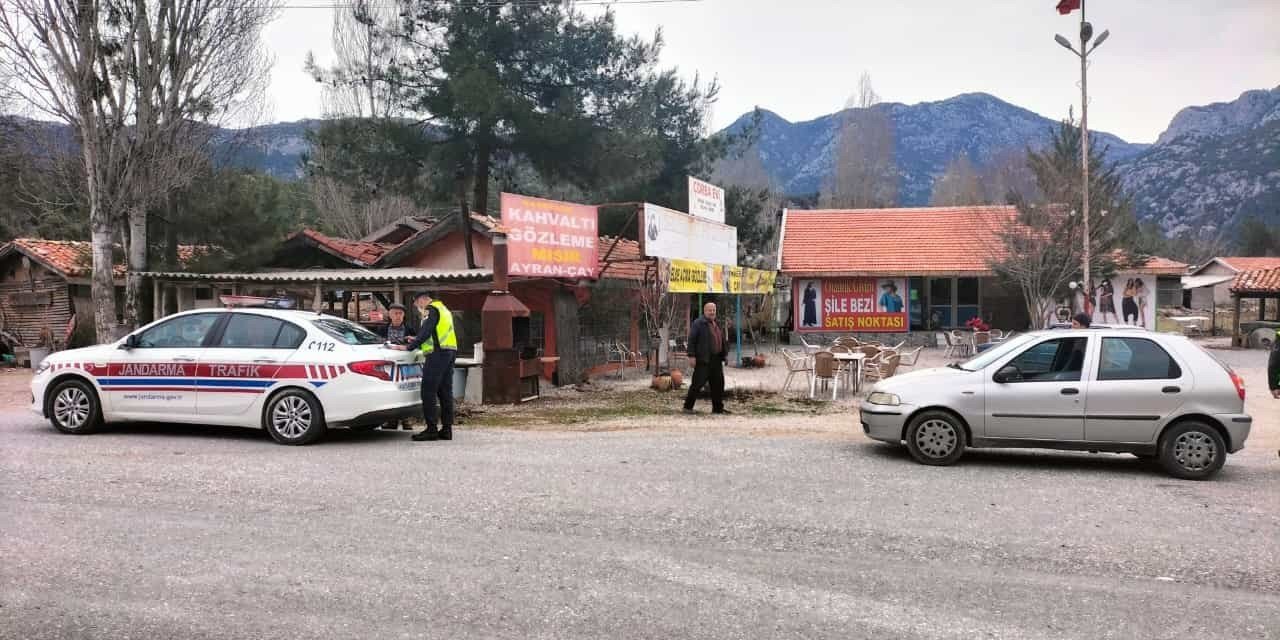 Konya-Antalya yolunda hatalı sollama jandarmaya yakalandı