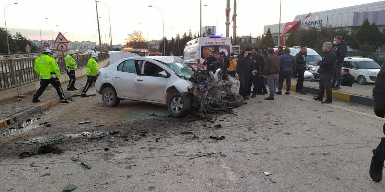 Gaziantep'te feci kaza! Yön levhasına çarpan otomobilin sürücüsü can verdi