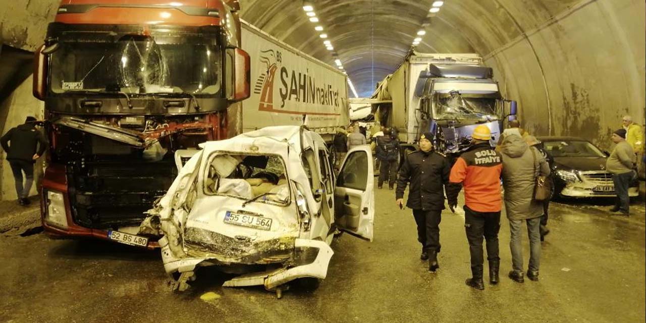 18 aracın birbirine girdiği Bolu Dağı Tüneli 5 buçuk saat sonra trafiğe açıldı