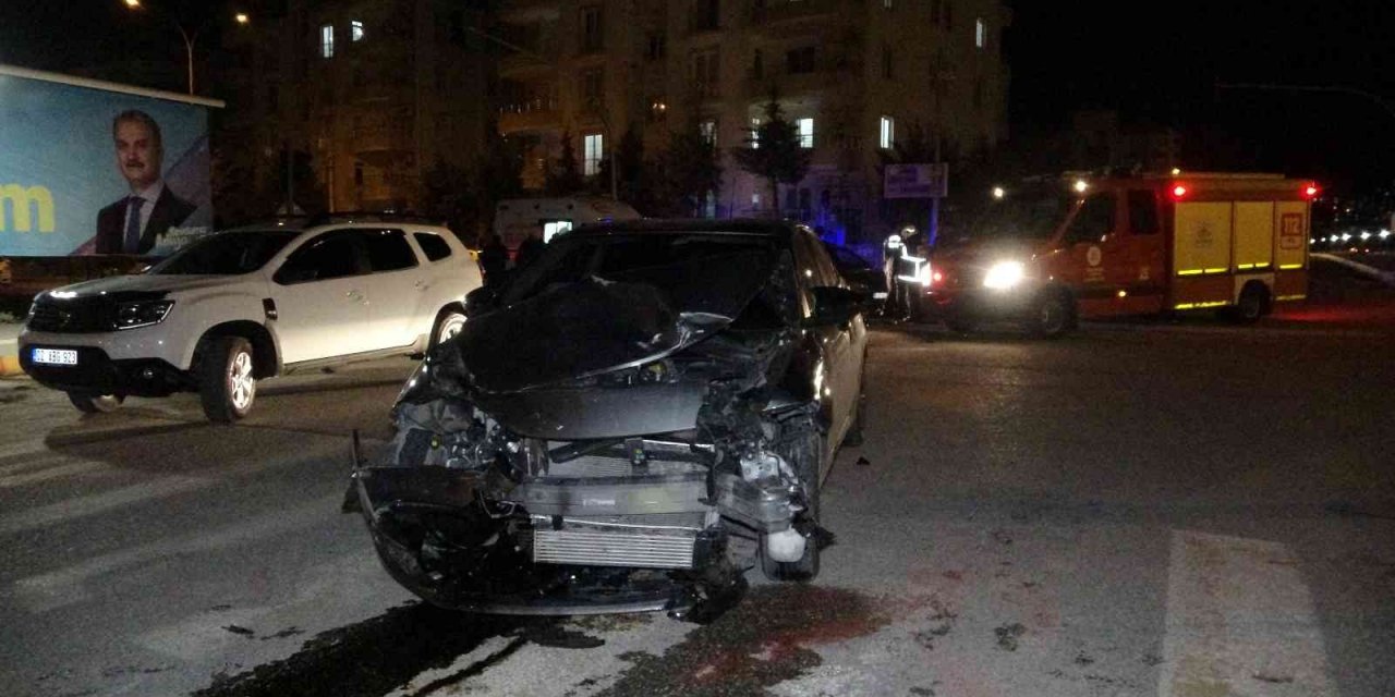 TOKİ Kavşağında otomobiller çarpıştı! 2 yaralı