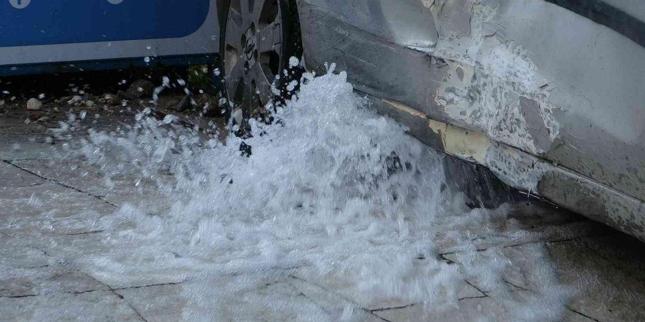 Antalya’da otomobiller çarpıştı! Patlayan su borusu şok etti