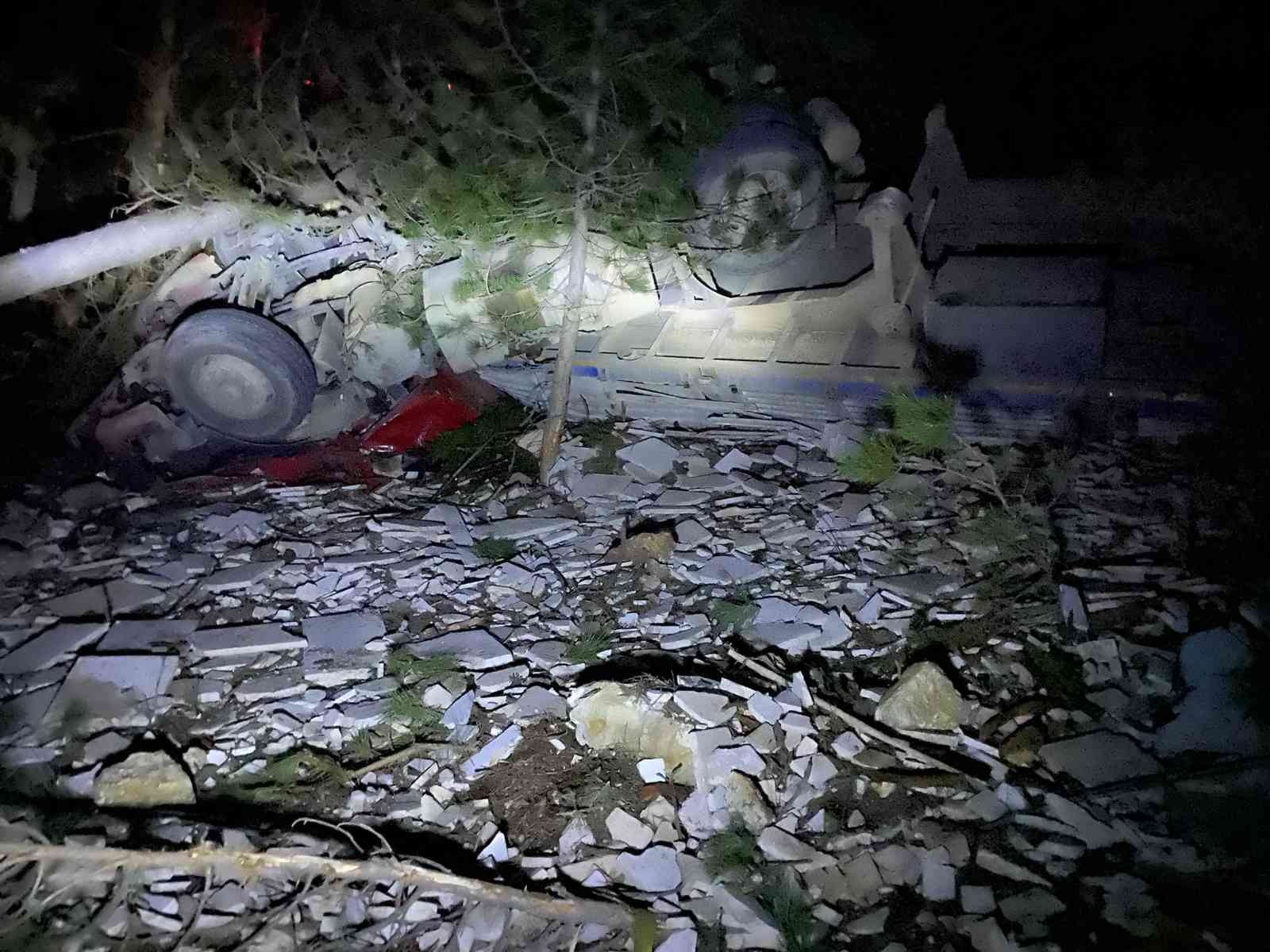 Bursa'da mermer yüklü tır takla attı: 1 yaralı