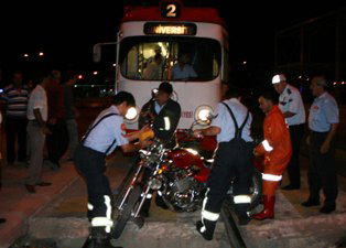 Tramvay motosikletle çarpıştı: 2 yaralı