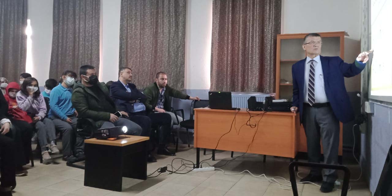Prof. Dr. Ali Alaş Taşağıl Ortaokulunda TÜBİTAK Bilim Söyleşisinde konuştu