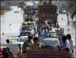 Pakistan'da otobüs sele kapıldı: 20 ölü