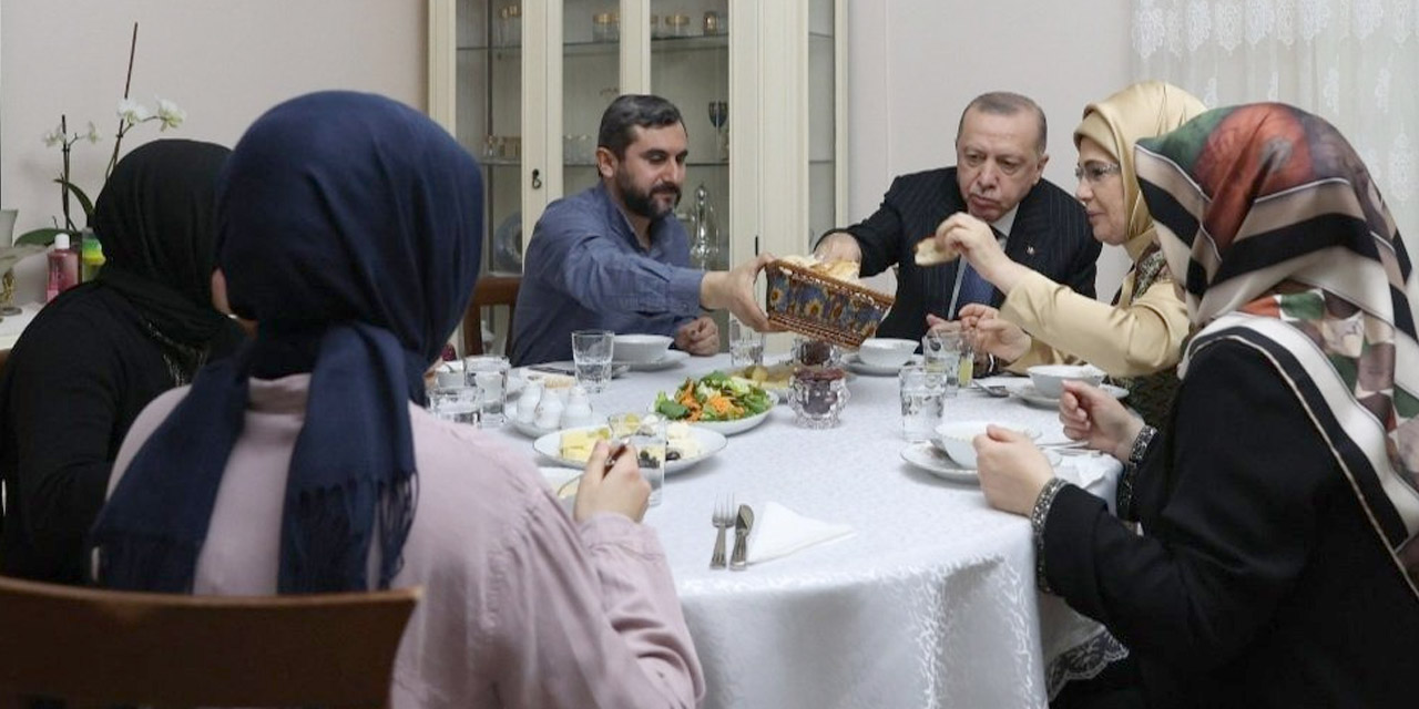 Cumhurbaşkanı Erdoğan ve eşi iftarda Kılıçaslan ailesine misafir oldu