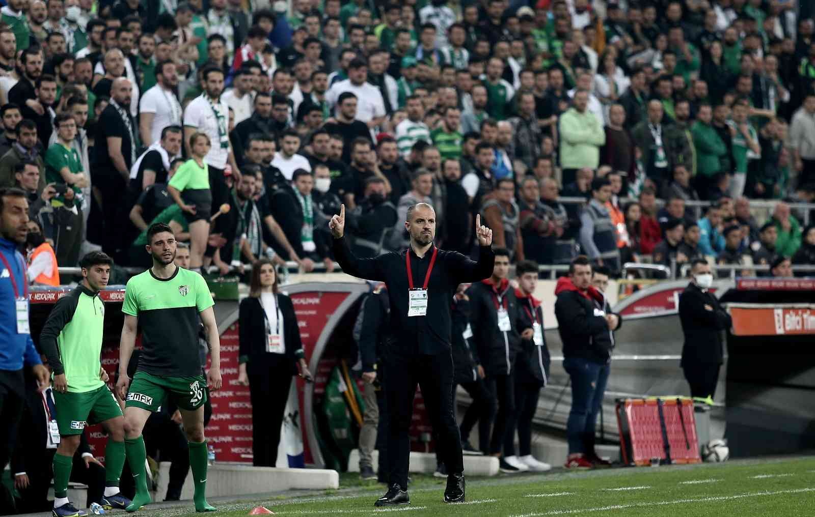 Bursaspor ligde kalıp umutlarını seneye taşımak istiyor