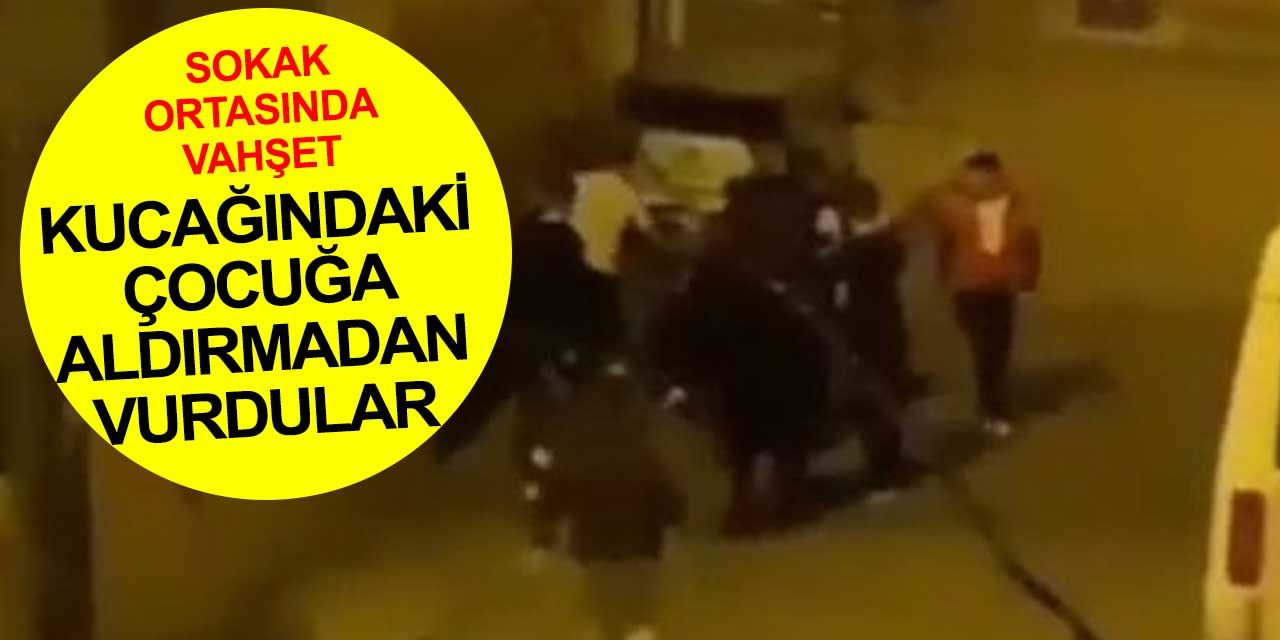 Bu insanlar çıldırmış olmalı! Tek başına kucağında çocuk olan genç kadını sokak ortasında darp ettiler