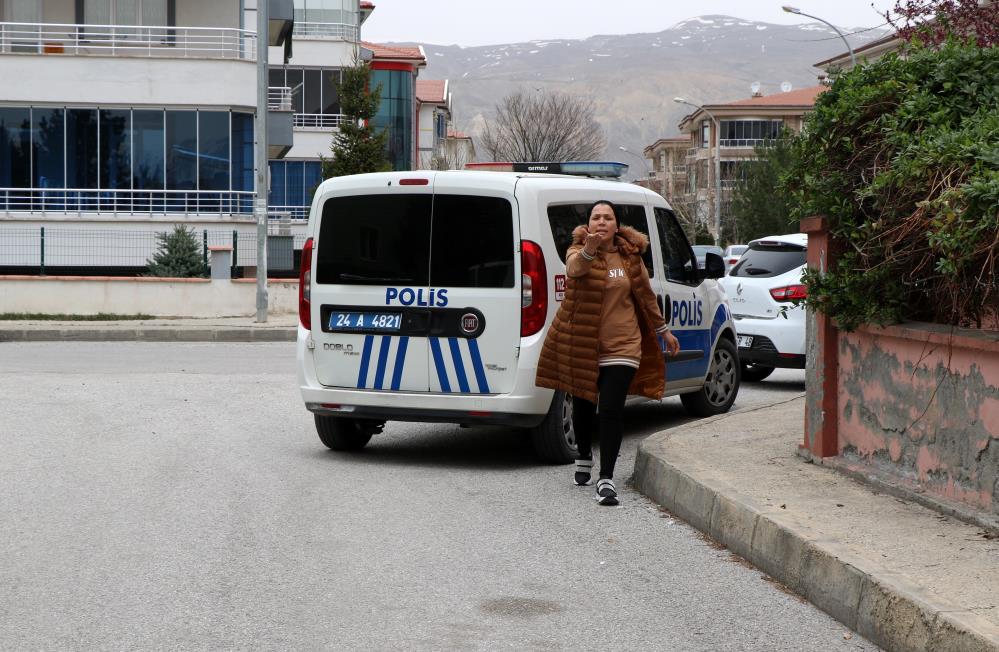 Mahkemeden çocuğunun velayetini alan anne haciz memurlarıyla eski eşinin evine çıkarma yaptı