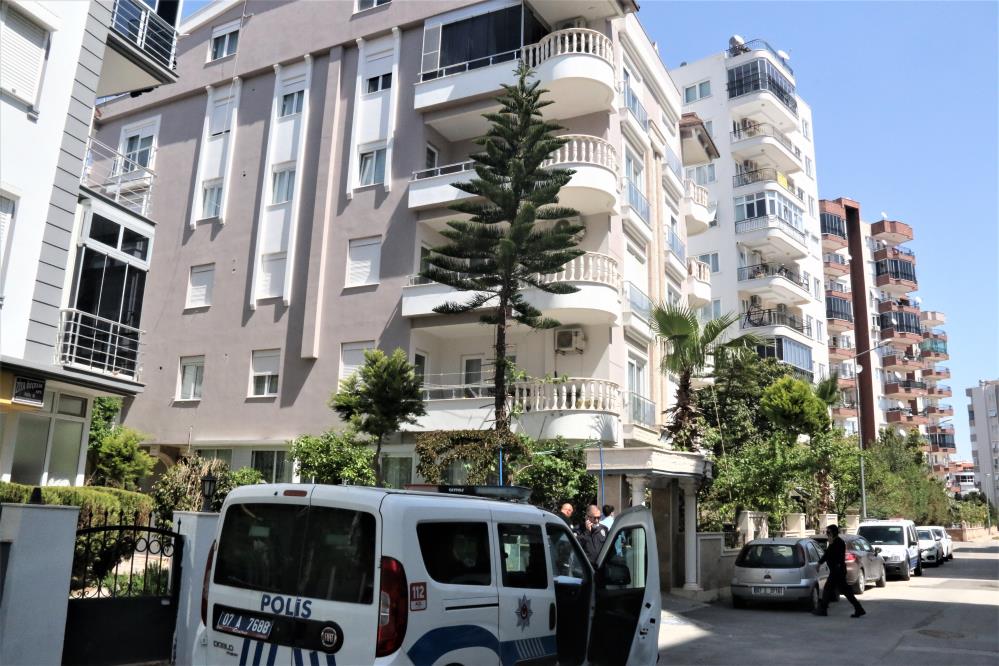 Emekli İngilizce öğretmeni Selçuk Alkan Antalya'da yaşadığı evde ölü bulundu