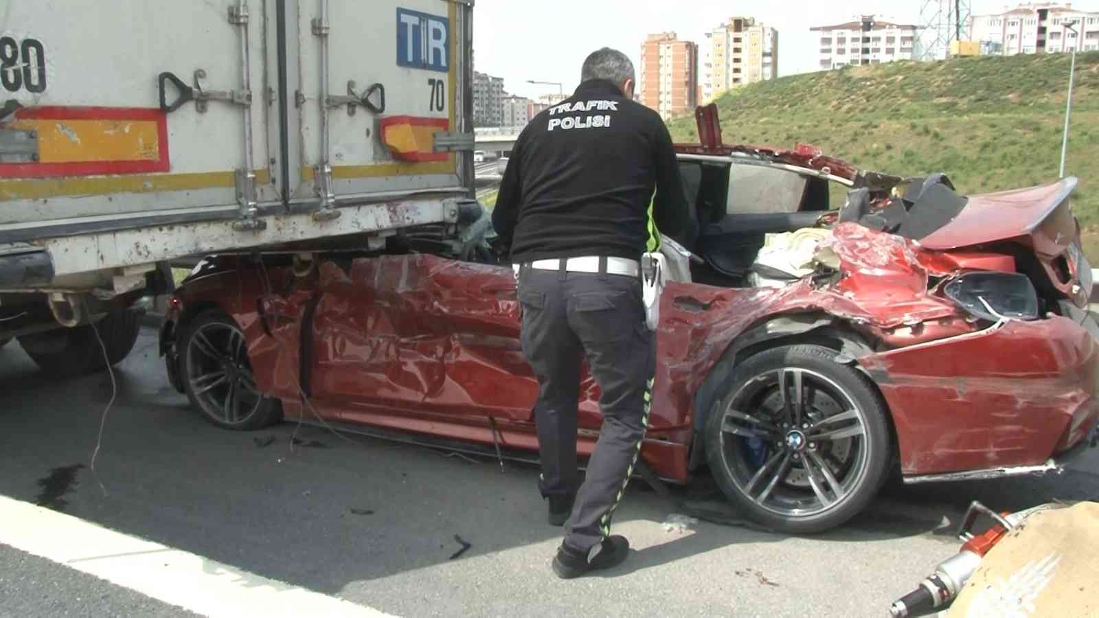 Tıra ok gibi saplanan lüks otomobilde can pazarı... Sürücü olay yerinde yaşamını yitirdi