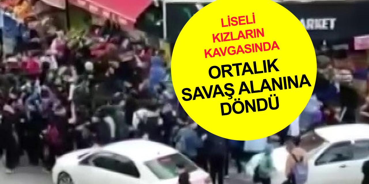 Liseli kızların tekmeli yumruklu kavgası dehşete düşürdü! Ayırmak yerine gülerek izlediler