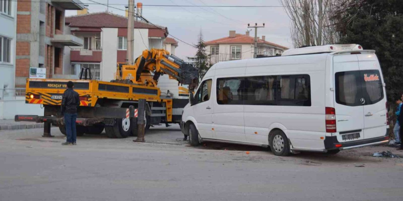 Afyon’da otomobille çarpışan minibüste Hicran Sertyumruk öldü! 1 yaralı
