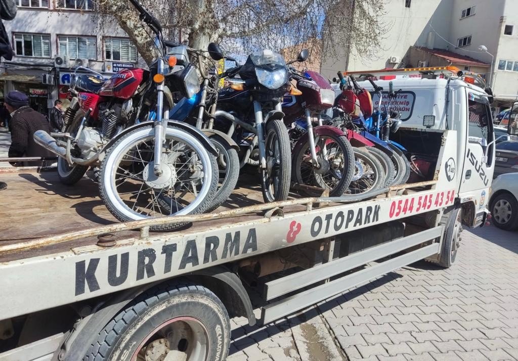 Afyon Bolvadin'de polisler yasadışı motosikletleri topladı