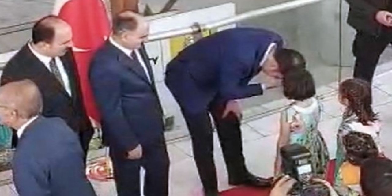 Konya protokolü bayramlaştı! Bakan Kurum 7 yaşındaki Zeliha’nın elini neden öptü?