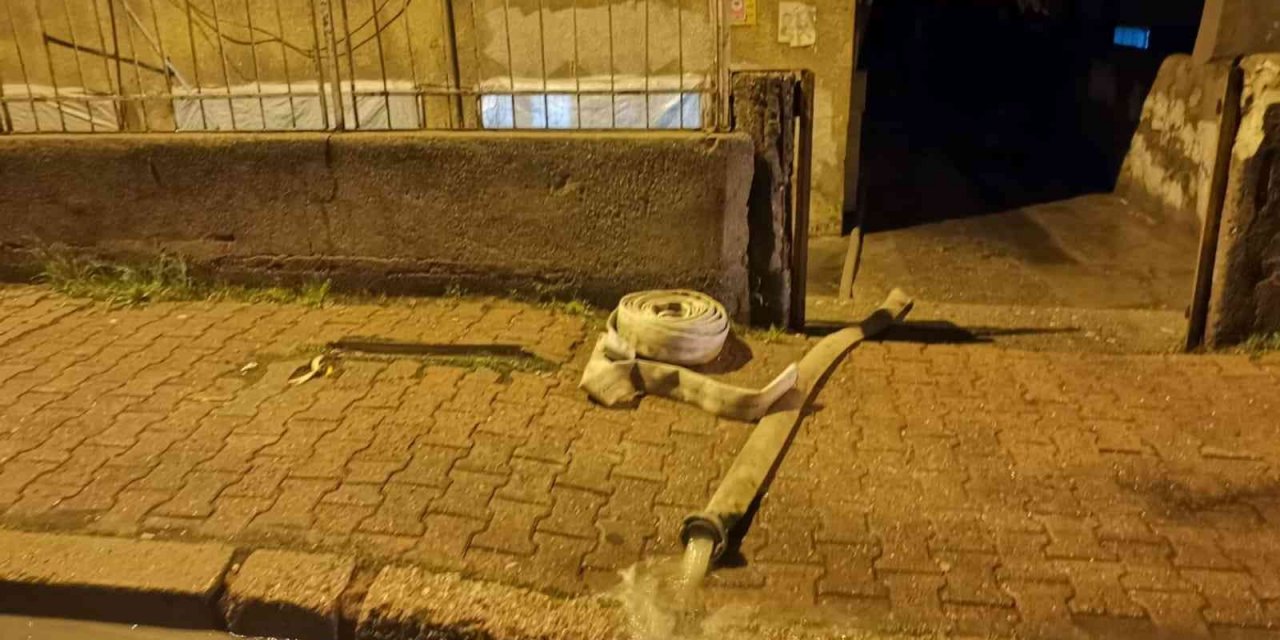 Kayseri'de sağanak yağış! Bazı ev ve yolları su bastı