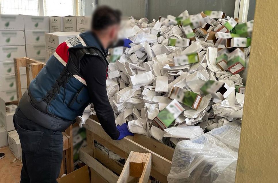 Bu da sahte gübre çetesi... Ünlü markanın ambalajlarına doldurup satıyorlardı... 112 ton yakalandı