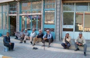 Sıcaktan bunalanlar iftarı gölgelerde bekliyor