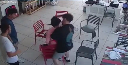 Bursa'da boğazına biber kaçan genci arkadaşının heimlich manevrası hayata döndürdü