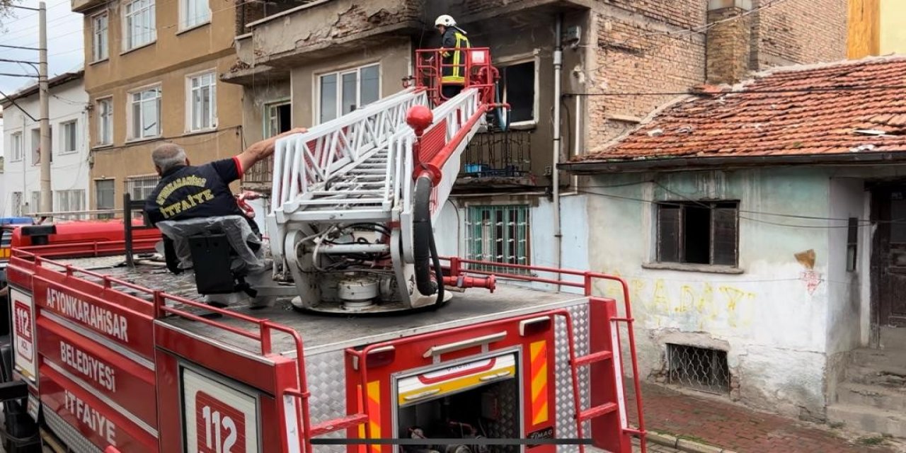Afyon’da korkutan yangın! 2 katlı binayı alevler sardı