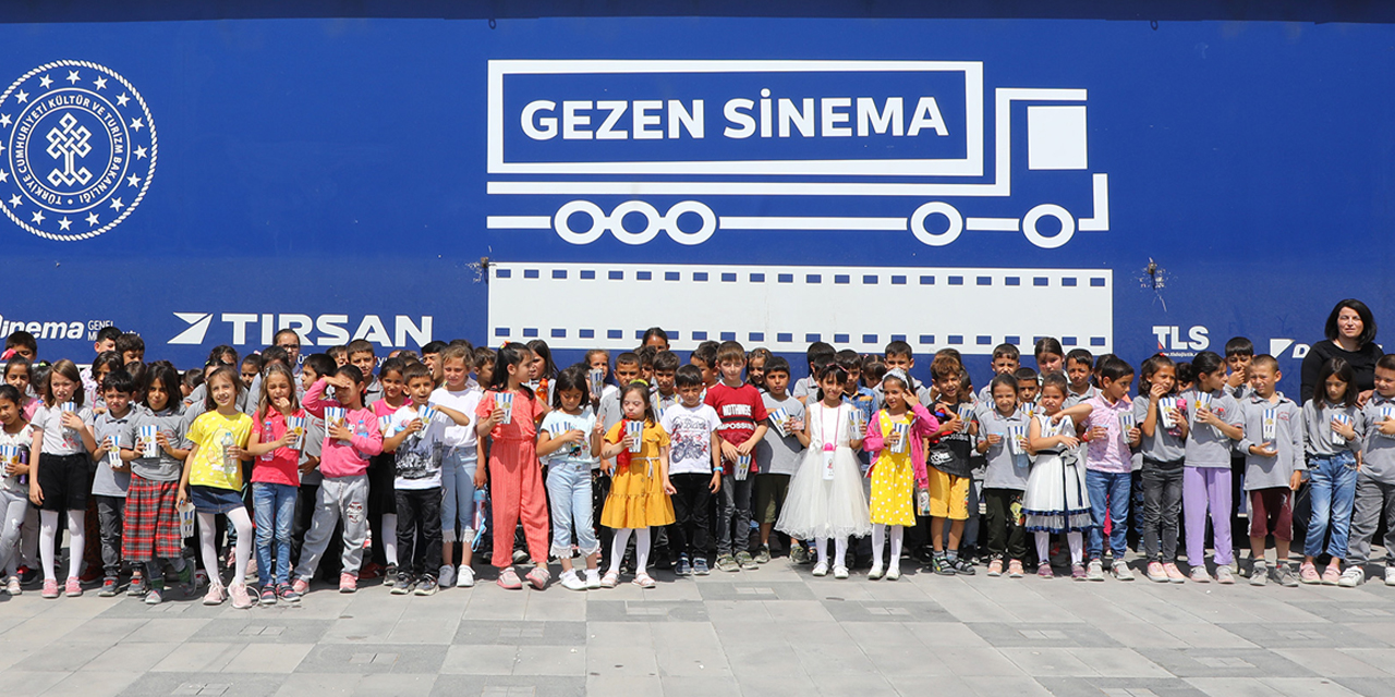 'Gezen Sinema Tırı' Konya'da! 28 ilçede çocukları sinema ile buluşturuyor