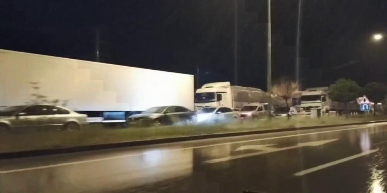 Sivas-Kayseri karayolunu sel bastı! Yol trafiğe kapandı