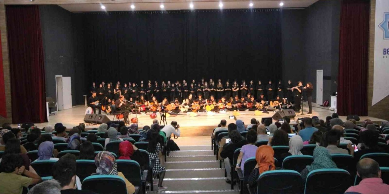 Konya Beyşehir’de dev öğrenci korosu ve orkestrasından konser!