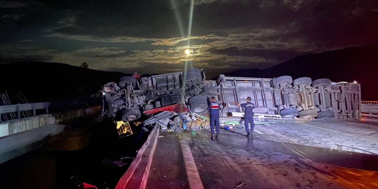 Ankara’da tır otoyola yan yattı! 1 yaralı