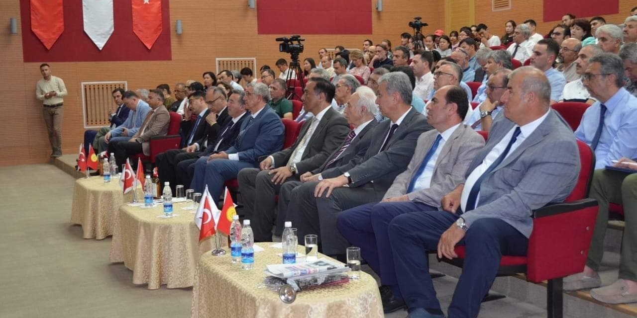 Türk Aksakallılar Birliği'nden 'Tarihi Liderler' konferansı
