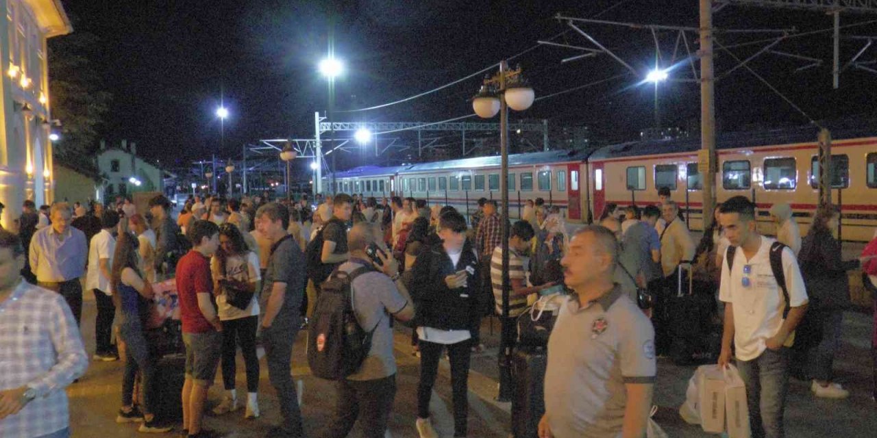 Tren devrildi! Mahsur kalan yolcular aktarma ile memleketlerine gönderildi