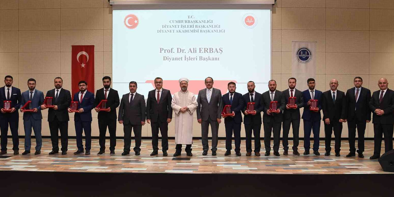 Konya dahil 10 ildeki Dini Yüksek İhtisas Merkezlerinden mezun olan 286 kursiyere plaketlerini Prof. Erbaş verdi