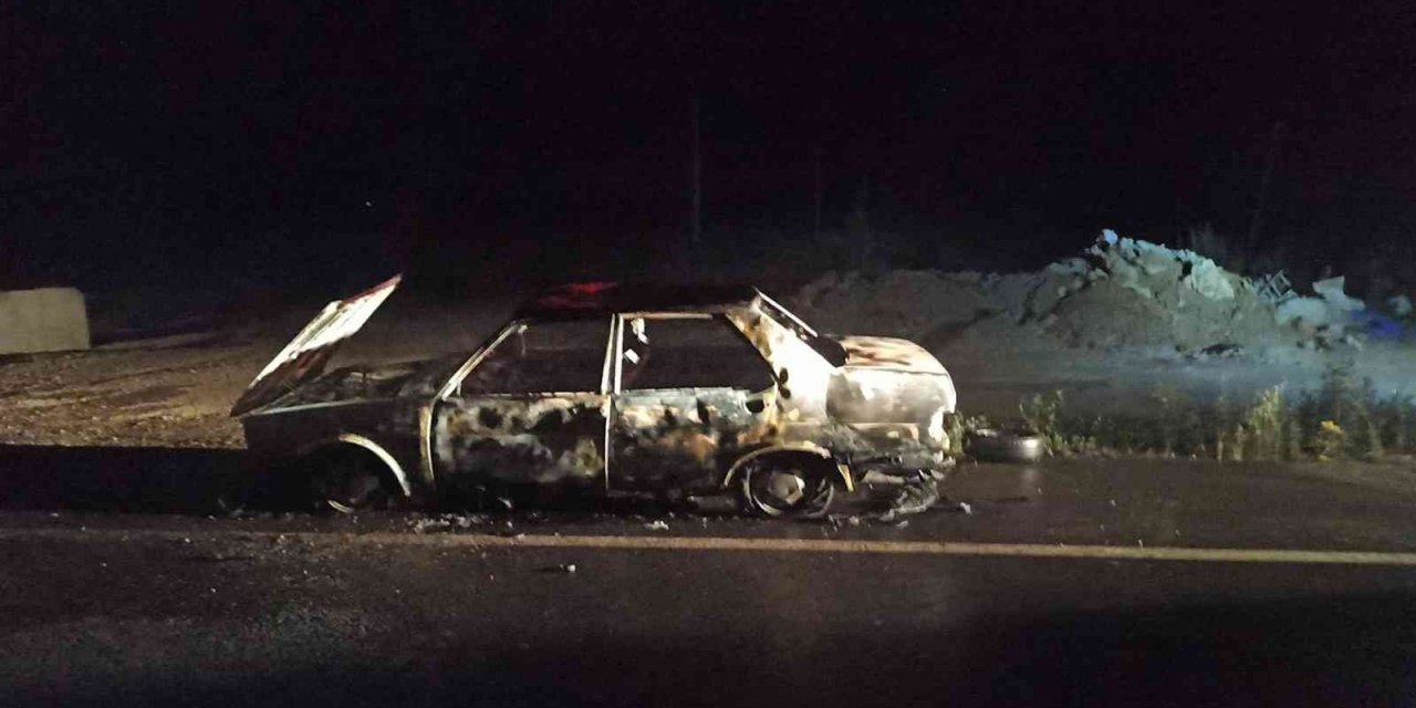 Seyir halinde alev alan araçtan zor kurtuldu