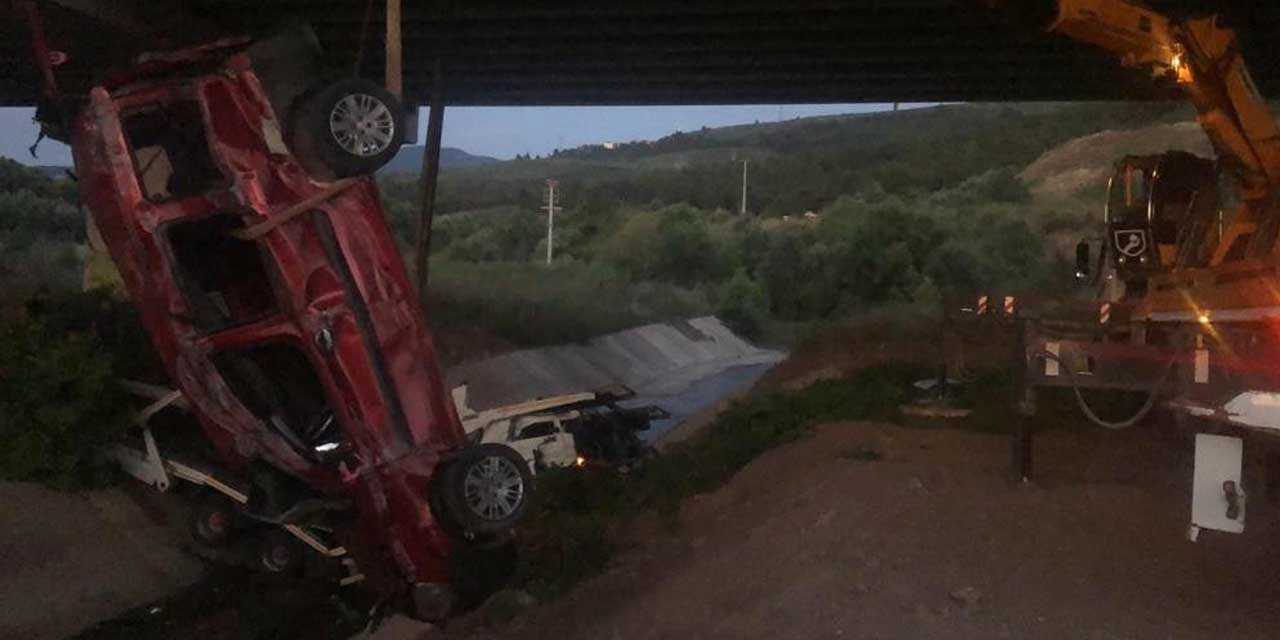 Otomobil yüklü tır viyadükten uçtu! Araçlar hurdaya döndü, 1 yaralı