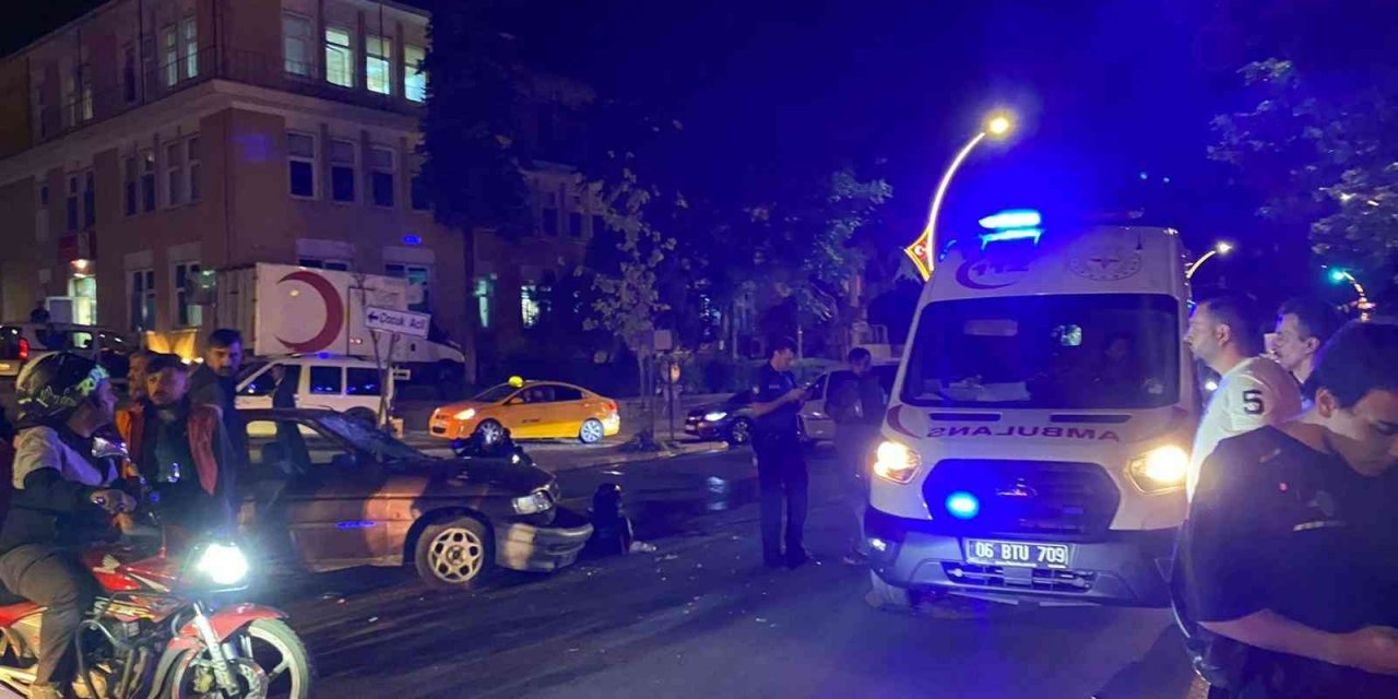 Motosiklet otomobile ok gibi saplandı! İkisi de hurdaya döndü 2 yaralı